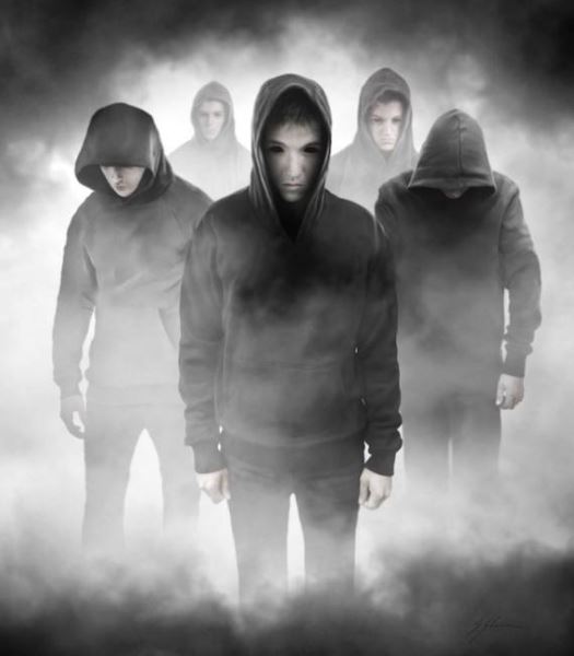 У "Детей с черными глазами" металлические зубы