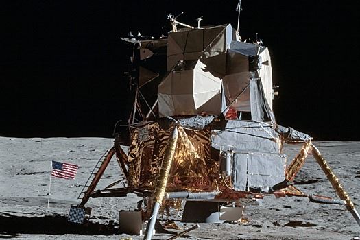 Астронавтов собрались поселить на Луне в стеклянных пузырях из пыли