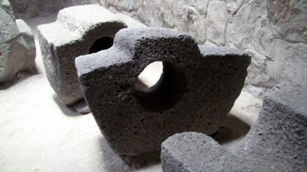 Каменные детали странного конструктора доинкской цивилизации Вари