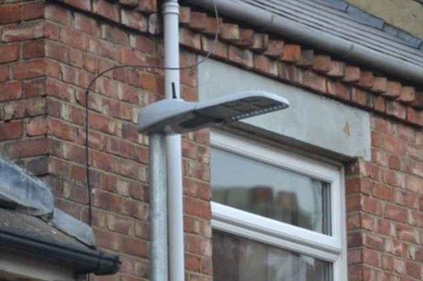 Британец уверяет, что власти его родного города травят людей через излучение уличных фонарей