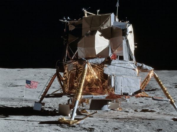 Астронавтов собрались поселить на Луне в стеклянных пузырях из пыли