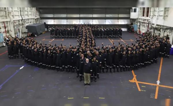 Премьер Индии занялся йогой на палубе авианосца «Викрант» на фоне МиГ-29К