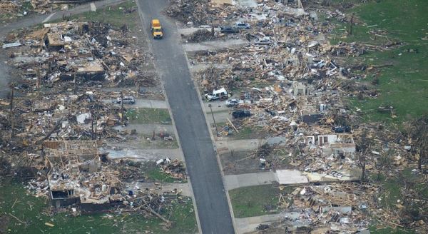 Во время разрушительного смерча в Джоплине в 2011 году нескольких людей спасли "Люди-бабочки"