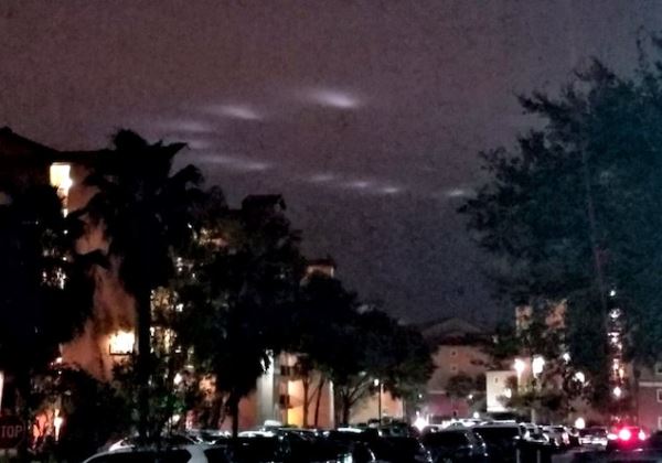 Необычные огни в ночном небе Орландо, штат Флорида