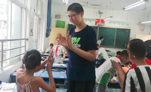 В свои 11 лет китайский мальчик уже ростом более 2 метров