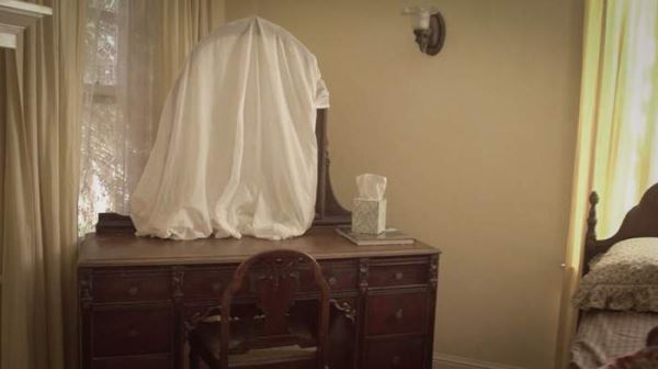 Зачем закрывают зеркала, когда в доме умирает человек