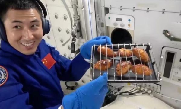 Первое приготовление на гриле на орбите: китайские тайконавты испытали космическую печь