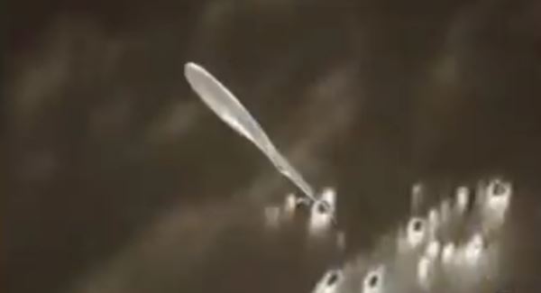 На фото с Марса найден огромный белый объект, похожий на сперматозоид