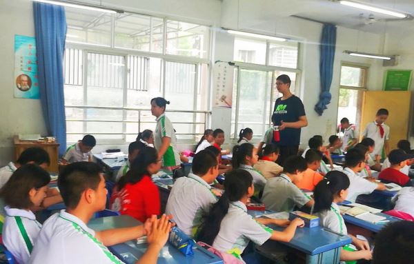 В свои 11 лет китайский мальчик уже ростом более 2 метров