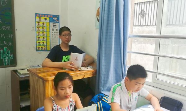 В свои 11 лет китайский мальчик уже ростом более 2 метров