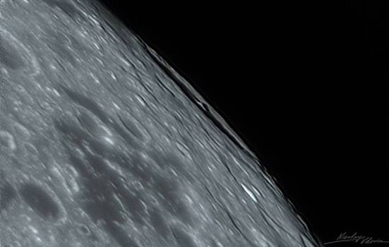 Роскосмос показал кадры кратера размером с Черногорию с восточной части Луны