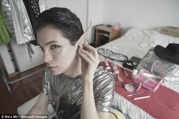 Ставший "эльфом" аргентинец решил удалить кадык и вживить клыки